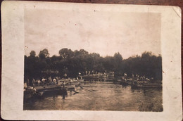 Cpa Photo, Construction D'un Pont? (Bateaux, Rameurs), écrite Au Verso (pas Lisible) Papier Photographique As De Trèfle - Fotografie