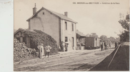 Brinon-sur-Beuvron  58  La Gare Interieure  Et Les Quais Tres Tres Animés - Brinon Sur Beuvron