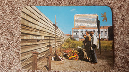 CPSM BERLIN  DIE MAUER LE MUR MEMORIAL GERBE DE FLEURS PETER FECHTER - Muro De Berlin