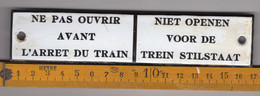 PLAQUE EMAIL "NE PAS OUVRIR AVANT L'ARRET Du TRAIN" "NIET POENEN VOOR TREIN STILSTAAT (chemin De Fer, Wagon, Train) - Trenes & Aviones