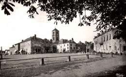 Argenton-Château (Deux-Sèvres) La Place Bergeon-Brossard, Vieux Clocher - Edition Combier, Carte CIM N° 111 - Argenton Chateau