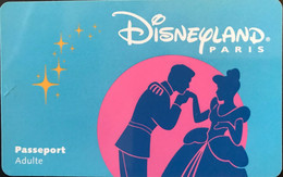 FRANCE  -  DisneyLAND PARIS  -  CENDRILLON  -  Adulte  -  Bande Magnétique Black  -  Différent Back - Disney Passports