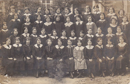 29 - QUIMPERLE : Classe De Filles 1913 - Rare Carte Photo. Etat Médiocre. - Quimperlé
