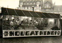 Béthune * Carte Photo * Stand Des Nougats HENRI , Sur La Place Et Banque Crédit Lyonnais * Foire Fête Foraine ? - Bethune