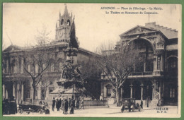 CPA  - VAUCLUSE - AVIGNON - PLACE DE L'HORLOGE - LA MAIRIE - LE THÉATRE ET MONUMENT DU CENTENAIRE - Animation, Autos - Avignon