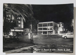 01257 Cartolina - Marina Di Massa - Piazza Betti Di Notte 1961 - Massa