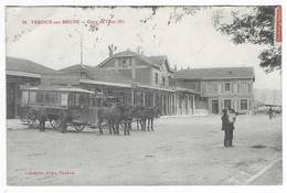 JOLIE CPA VERDUN SUR MEUSE, ANIMATION DEVANT LA GARE DE L'EST, ATTELAGE, VOITURE HIPPOMOBILE, MEUSE 55 - Verdun