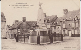 JUVIGNY SOUS ANDAINE (61) - La Place Et Le Monument - Bon état - Juvigny Sous Andaine