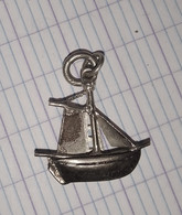 Pendentif Breloque VOILIER M T Gravés Sur La Voile Argent ?  PAS De Poinçon 52 - Pendants