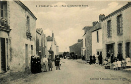 Frossay * La Rue Du Champ De Foire * Villageois - Frossay