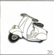 Pin's Transport - Moto - Scooter Piaggio Blanc. Non Est. (Démons Et Merveilles). EGF. T800J-20 - Opel