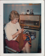 Woman Knitting And Posing By The Antique Radio Old Polaroid Photo - Apparecchi