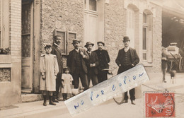 POUILLY Sur LOIRE - Un Groupe Qui Pose En 1910? ( Carte Photo à Destination De CHARENTON Dans La Nièvre  ) - Pouilly Sur Loire