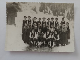 Carte Photo Groupe Folklorique à Scionzier Identifié Comme Ayant Joué Sur La Place Du Reposoir Haute Savoie - Scionzier