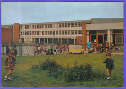 Carte Postale 59. Grande Synthe  Groupe Scolaire Emmanuel Chabrier La Récréation    Très Beau Plan - Grande Synthe