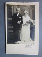 Photographie 1920 MARIAGE LA MARIEE Robe De Mariée Dentelle Le Marié Costume FORGES Les EAUX éd. Garcette Rue Neufchatel - Bruidsjurken