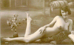 Photo 5.5 X 9 Cms - Jeune Femme Nue Allongée - - Non Classés