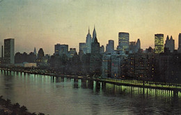 NEW YORK CITY - VIEW FROM THE QUEENSBORO BRIDGE LOOKING ACROSS THE EAST RIVER SHOWING THE UNITED NATIONS - Ponts & Tunnels