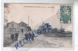 78  LES ESSARTS Le ROI ( Yvelines ) La Gare - Vue Prise Au Passage à Niveau - Animé - CPA Jan Epicerie Généalogie - Les Essarts Le Roi