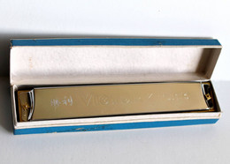 ANCIEN HARMONICA VICTORY SH1008 - 24 HOLES + BOITE D'ORIGINE - MADE IN CHINA / INSTRUMENT DE MUSIQUE      (3011.8.2) - Musical Instruments