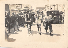 DEP 06 ANTIBES PHOTOGRAPHIE ANCIENNE D'UNE COURSE A PIED DANS LA VILLE (format Presque Cpa Ancienne) Meme Matière - Antibes - Altstadt