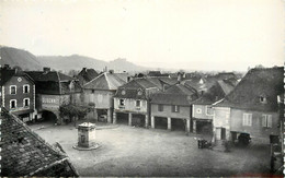 BRETENOUX - La Place ,au Fond Le Château De Castelnau. - Bretenoux