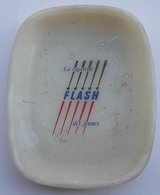 Cendrier Ashtray En Verre Opaliné Cigarettes FLASH La Cigarette Des Jeunes - Verre