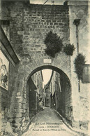 Gourdon * La Rue De L'hôtel De Ville Et Le Portail - Gourdon