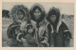 CARTE POSTALE ORIGINALE ANCIENNE : EN FAMILLE CHEZ LES ESQUIMAUX AU DETROIT DE BEHRING EN ALASKA - Autres & Non Classés