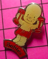 813B Pin's Pins / Beau Et Rare / THEME : SPORTS / HALTERES HALTEROPHILIE BABIES POUPEE POUPON - Weightlifting