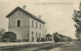 Dép 86 - Chemins De Fer - Gares - Trains - Monts Sur Guesnes - La Gare - état - Monts Sur Guesnes