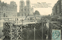 Paris * 4ème * Les Travaux Du Métropolitain * Fonçage D'un Caisson Dans Le Petit Bras De La Seine * Notre Dame * Métro - Métro Parisien, Gares