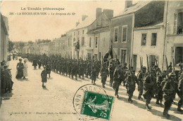 La Roche Sur Yon * Passage De Troupes * Le Drapeau Du 93ème Régiment Défilant Dans Une Rue - La Roche Sur Yon