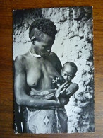 CPSM Carte Photo Originale Années 50 Non écrite Dos Blanc - Femme De Brousse Qui Allaite Un Enfant Bébé - Sin Clasificación