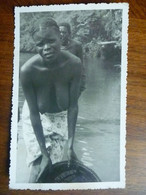 CPSM Carte Photo Originale Années 50 écrite  - Femmes De Brousse à La Pêche En Rivière - Non Classés