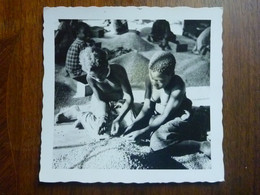 CPSM Carte Photo Originales Années 50 -  Jeunes Filles  Triant Le Mil - Luanda Angola - Unclassified