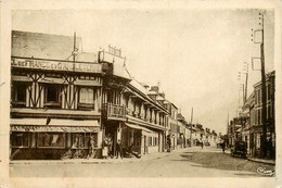 Grandvilliers * La Rue De Beauvais * Hôtel De France Et D'Angleterre - Grandvilliers