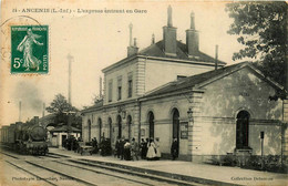 Ancenis * La Gare * Le Train Express Entrant En Gare * Ligne Chemin De Fer * Locomotive - Ancenis