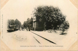 Nesles La Vallée * La Gare Du Village Et Ligne De Chemin De Fer économique * Arrivée Du Train - Nesles-la-Vallée