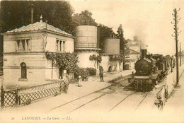 Langeais * Vue Sur La Gare Du Village * Arrivée Du Train * Locomotive * Ligne Chemin De Fer - Langeais