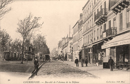 Courbevoie * Bas Côté De L'avenue De La Défense * Tramway Tram * Café Billard Maison RODIER - Courbevoie