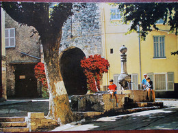 83 - BARGEMON - Porte Romaine. (Fontaine) - Bargemon