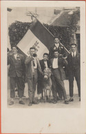 D49 - ALLONNES ?? - Carte Photo - CLASSE 1928 (inscriptions Sur Le Drapeau) - Plusieurs Hommes - 1 Âne - Allonnes