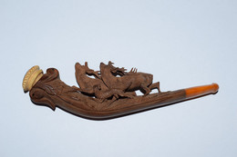 Rare Et Ancienne Pipe En Bois, écume De Mer Sculptée (Meerschaum) Et Ambre Représentant Une Scène De Chasse XIXème - Pipa In Schiuma