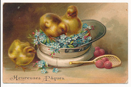 CPA Heureuses Pâques Gaufrées Poussins Casquette Raquette Fleurs - Pâques