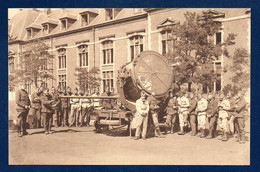 Bruxelles-Laeken. Caserne Ste-Anne ( Artillerie Anti-aérienne D.T.C.A.-1935). Exercices Au Projecteur Avec Masques à Gaz - Kasernen