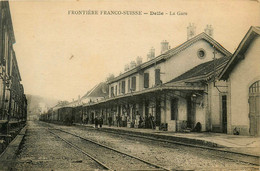 Delle * La Gare * Train Wagons * Ligne Chemin De Fer * Fontière Franco Suisse - Delle