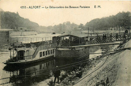 Maisons Alfort * Alfort * Le Débarcadère Des Bateaux Parisiens * Pêcheurs Pêche à La Ligne - Maisons Alfort