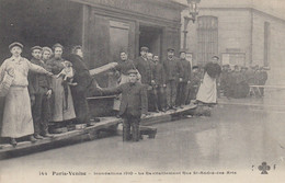 CPA (  PARIS 6e) Inondations 1910 Le Ravitaillement Rue St André Des Arts (b.bur) - Distrito: 06