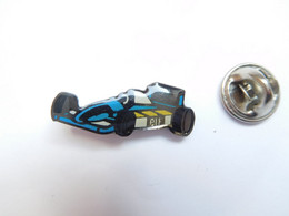 Beau Pin's , Auto F1 , ELF , époxy , Signé IPC Boomerang , Casque Et Logo ELF Blanc - F1